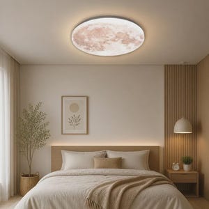 Op de afbeelding: Een ronde plafondlamp met een gedetailleerd, gestructureerd oppervlak dat het uiterlijk van de maan nabootst met kraters en gevarieerde tinten wit, beige en lichtbruin, die een zachte, warme gloed in de kamer verspreidt.