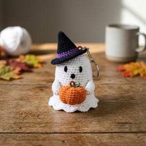 Wzór na szydełkowy brelok z duchem, zawieszka na torbę z duchem na Halloween, zawieszka na plecak z duchem dyniowym, zawieszka na kapelusz czarownicy w formacie PDF