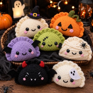 Può includere: Una collezione di sette peluche all'uncinetto a forma di ravioli, ognuno con design unici a tema Halloween tra cui una strega, una zucca, un mostro, un pipistrello, una mummia, un diavolo e un fantasma, con occhi neri e guance rosa.