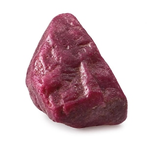 Naturlig rubin grov ädelsten, rå röd kristallprov (27 x 16 mm)