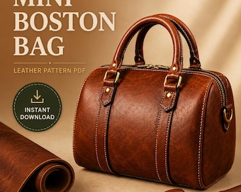 Puede incluir: Un mini bolso Boston de cuero marrón con dos asas, cierre de cremallera y costuras visibles. El texto dice MINI BOSTON BAG LEATHER PATTERN PDF e INSTANT DOWNLOAD. Se incluyen un rollo de cuero y dos herramientas para trabajar el cuero.