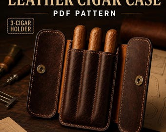 Puede incluir: Un estuche de cuero marrón oscuro para tres cigarros, con dos solapas laterales y botones de presión de latón. El texto LEATHER CIGAR CASE, PDF PATTERN y 3-CIGAR HOLDER aparece sobre el estuche en letras de color blanco y crema.