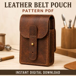 Puede incluir: Una riñonera de cuero marrón con cierre de solapa, un solo cierre de botón de latón y costuras visibles. El texto LEATHER BELT POUCH PATTERN PDF e INSTANT DIGITAL DOWNLOAD aparece en letras de color marrón oscuro sobre un fondo claro.