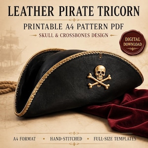 Può includere: Un cappello tricorno da pirata in pelle nera con un emblema dorato a forma di teschio e ossa incrociate sul lato e bordi decorativi dorati. Il testo recita LEATHER PIRATE TRICORN, PRINTABLE A4 PATTERN PDF, SKULL & CROSSBONES DESIGN.
