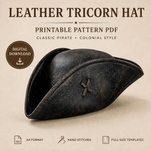 Puede incluir: Un sombrero tricornio de cuero marrón oscuro con una superficie texturizada y un detalle de punto de cruz en el lateral. La imagen incluye el texto: LEATHER TRICORN HAT, PRINTABLE PATTERN PDF, CLASSIC PIRATE, COLONIAL STYLE, DIGITAL DOWNLOAD, A4 FORMAT, HAND-STITCHED, FULL-SIZE TEMPLATES.