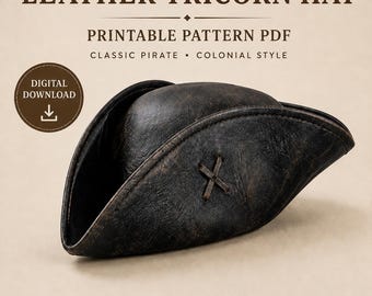Puede incluir: Un sombrero tricornio de cuero marrón oscuro con una superficie texturizada y un detalle de punto de cruz en el lateral. La imagen incluye el texto: LEATHER TRICORN HAT, PRINTABLE PATTERN PDF, CLASSIC PIRATE, COLONIAL STYLE, DIGITAL DOWNLOAD, A4 FORMAT, HAND-STITCHED, FULL-SIZE TEMPLATES.