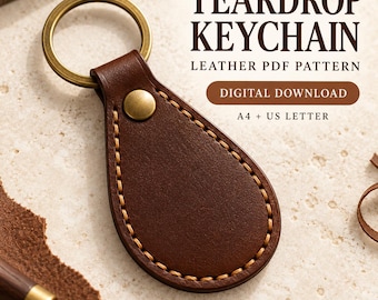 Puede incluir: Un llavero de cuero marrón en forma de lágrima con costuras beige visibles y una anilla y remache de metal color latón. El texto dice: TEARDROP KEYCHAIN LEATHER PDF PATTERN DIGITAL DOWNLOAD A4 + US LETTER. Maqueta de diseño, patrón digital.