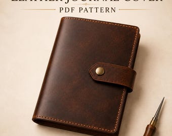 Puede incluir: Una funda de cuero marrón oscuro para diario con costuras visibles y cierre de botón a presión. El texto LEATHER JOURNAL COVER PDF PATTERN y DIGITAL DOWNLOAD NO PHYSICAL ITEM está presente. Una lezna de metal está cerca.