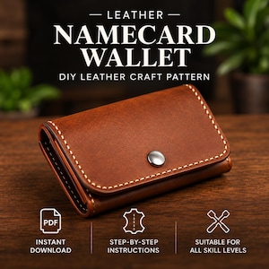 Puede incluir: Un tarjetero de cuero marrón con cierre de botón a presión de metal plateado y costuras blancas. La imagen incluye el texto LEATHER NAMECARD WALLET DIY LEATHER CRAFT PATTERN, PDF INSTANT DOWNLOAD, STEP-BY-STEP INSTRUCTIONS.