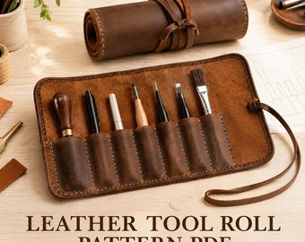 Puede incluir: Un estuche de cuero marrón para herramientas con seis ranuras interiores que contienen varios utensilios de metal y madera, incluyendo un pincel y una lezna. El estuche se asegura con una tira de cuero. El texto dice: LEATHER TOOL ROLL PATTERN PDF INSTANT DIGITAL DOWNLOAD.