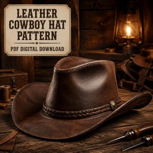 Può includere: Un cappello da cowboy in pelle marrone scuro con una fascia intrecciata e una borchia metallica. Un cartello sopra riporta LEATHER COWBOY HAT PATTERN PDF DIGITAL DOWNLOAD. Il cappello è posizionato su una superficie in legno con attrezzi.