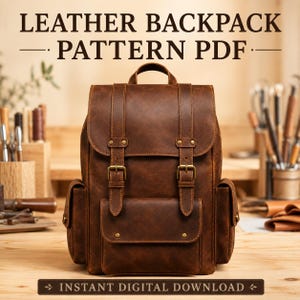 Może przedstawiać: Brązowy skórzany plecak z dwoma pionowymi paskami, mosiężnymi klamrami i przednią kieszenią. Widoczny jest tekst LEATHER BACKPACK PATTERN PDF oraz INSTANT DIGITAL DOWNLOAD. Plecak posiada górny uchwyt i dwie kieszenie boczne.