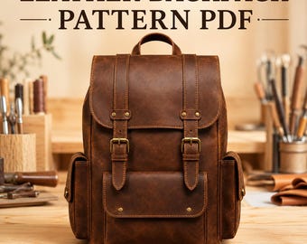 Puede incluir: Una mochila de cuero marrón con dos correas verticales, hebillas de tono latón y un bolsillo frontal. El texto LEATHER BACKPACK PATTERN PDF e INSTANT DIGITAL DOWNLOAD es visible. La mochila cuenta con un asa superior y dos bolsillos laterales.