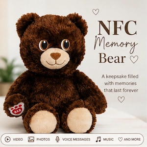 Pode incluir: Um urso de peluche castanho escuro com focinho bege claro e nariz em forma de coração. O texto diz NFC Memory Bear, A keepsake filled with memories that last forever, Video, Photos, Voice Messages, Music, and more. A pata tem um logótipo BAB.