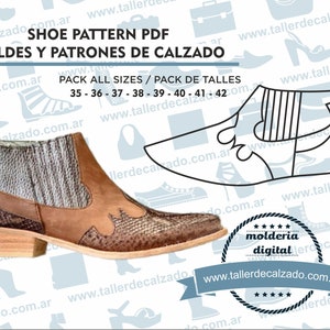 Puede incluir: Una bota de tobillo de cuero marrón con un patrón de piel de serpiente en la punta y el talón. La bota tiene un eje de patrón gris y blanco y un talón marrón. La imagen incluye el texto "SHOE PATTERN PDF MOLDES Y PATRONES DE CALZADO PACK ALL SIZES / PACK DE TALLES 35 - 36 - 37 - 38 - 39 - 40 - 41 - 42 www.tallerdecalzado.com.ar"