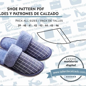May include: A pair of blue and white checkered slippers with a fuzzy blue lining. The image includes the text "SHOE PATTERN PDF MOLDES Y PATRONES DE CALZADO PACK ALL SIZES / PACK DE TALLES 39 - 40 - 41 - 42 - 43 - 44 - 45 - 46 www.tallerdecalzado.com.ar" and a logo that says "molderia digital" with the website address "www.tallerdecalzado.com.ar".