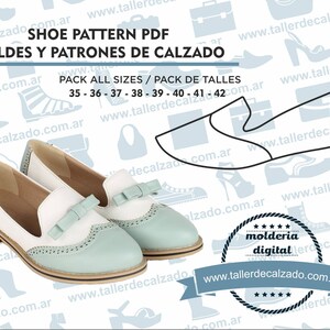 Può includere: Un modello di scarpa PDF per la realizzazione di scarpe. Il modello include le taglie 35-42. L'immagine mostra un paio di scarpe bianche e blu chiaro con un fiocco sul davanti.