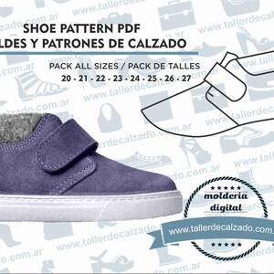 Puede incluir: Un zapato de gamuza morado con forro de vellón gris y suela blanca. El zapato tiene un cierre de velcro. La imagen incluye el texto "SHOE PATTERN PDF MOLDES Y PATRONES DE CALZADO PACK ALL SIZES / PACK DE TALLES 20 - 21 - 22 - 23 - 24 - 25 - 26 - 27 www.tallerdecalzado.com.ar"
