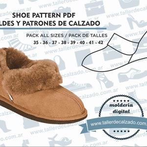 Puede incluir: Una pantufla de gamuza marrón con un puño de piel sintética. La pantufla está sobre un fondo blanco con el texto "SHOE PATTERN PDF MOLDES Y PATRONES DE CALZADO PACK ALL SIZES / PACK DE TALLES 35 - 36 - 37 - 38 - 39 - 40 - 41 - 42 www.tallerdecalzado.com.ar" y un logotipo que dice "molderia digital www.tallerdecalzado.com.ar".