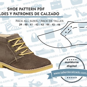 Puede incluir: Un zapato de gamuza marrón con cordones amarillos y suela beige. El zapato está sobre un fondo blanco con un patrón de zapatos y otros accesorios. El texto "SHOE PATTERN PDF MOLDES Y PATRONES DE CALZADO PACK ALL SIZES / PACK DE TALLES 39 - 40 - 41 - 42 - 43 - 44 - 45 - 46 www.tallerdecalzado.com.ar" es visible en la imagen.