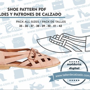 Puede incluir: Un zapato de gamuza rosa con recortes y una suela de cuero marrón. El zapato está sobre un fondo blanco con una ilustración en blanco y negro de un zapato similar. El texto "SHOE PATTERN PDF MOLDES Y PATRONES DE CALZADO PACK ALL SIZES / PACK DE TALLES 35 - 36 - 37 - 38 - 39 - 40 - 41 - 42" está en la parte superior de la imagen.