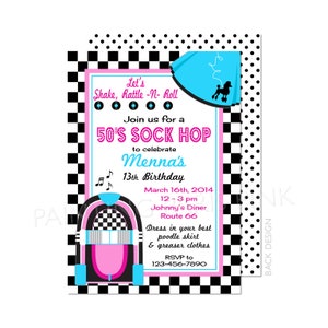 Puede incluir: Una invitación a una fiesta de calcetines de los años 50 de color rosa y azul con un fondo a cuadros blanco y negro. La invitación presenta una máquina de discos rosa y azul, una falda de lunares y el texto "Let's Shake, Rattle -N- Roll".