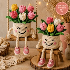Puede incluir: Dos macetas de ganchillo con caras sonrientes, brazos y piernas con zapatillas rosas. Cada maceta contiene un ramo de tulipanes de lana de colores amarillo, rosa y blanco con hojas verdes. Una etiqueta circular dice CROCHET PATTERN PDF.