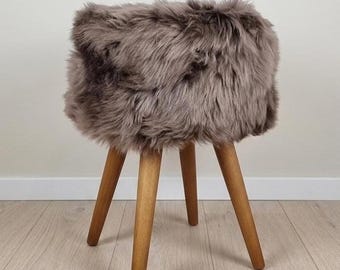 Taburete de auténtica piel de oveja, reposapiés de pelo color topo con patas de madera, asiento de tocador estilo bohemio