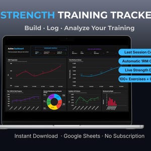 Op de afbeelding: Een laptopscherm met een dashboard voor krachttraining in dark mode, voorzien van diverse grafieken en prestatiestatistieken. De tekst bevat STRENGTH TRAINING TRACKER, Build, Log, Analyze Your Training, en functies zoals Last Session Comparison, Automatic 1RM Calculations, Live Strength Dashboard, 100+ Exercises + Custom Splits, Instant Download, Google Sheets, No Subscription.