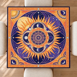 Può includere: Un arazzo quadrato con un motivo centrale di sole e luna circondato da motivi celesti. Il design include colori arancione, giallo e blu intenso con intricate forme geometriche, stelle e fasi lunari disposte in una disposizione circolare simmetrica.