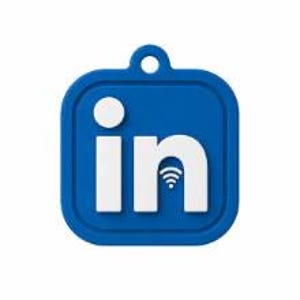 Könnte beinhalten: Ein quadratischer blauer Kunststoffanhänger mit abgerundeten Ecken und einem kleinen runden Loch an der Oberseite. Der Anhänger zeigt das weiße LinkedIn-Logo mit einem kleinen weißen WLAN-Symbol in dem Buchstaben n, was einen 3D-Effekt erzeugt.