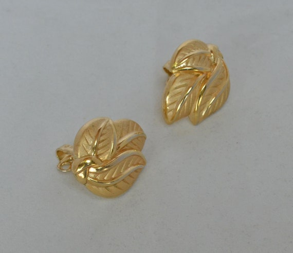 1950s Crown Trifari Gold Tone Leaf Style Earrings… - image 2