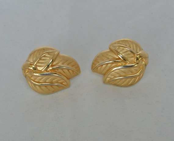 1950s Crown Trifari Gold Tone Leaf Style Earrings… - image 1