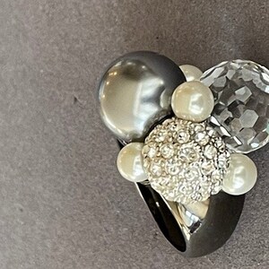Gesigneerd Kenneth J Lane (KJL) Large Cocktail Ring--White Pearl, Silver Crystal & Rhinestone Beads Smoky Gray Finish Maat 9 3/4