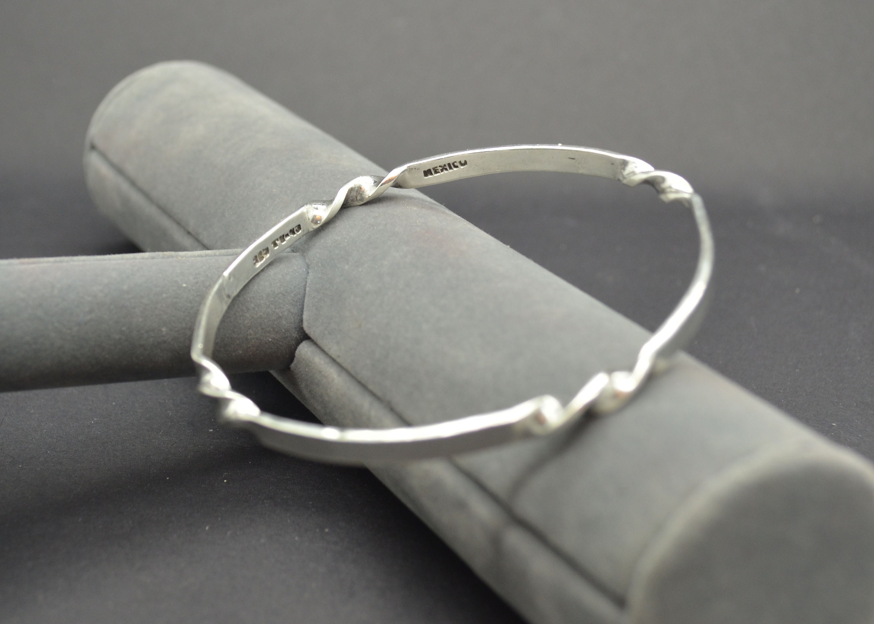 メキシコのタスコ産ヴィンテージスターリングシルバーバングル