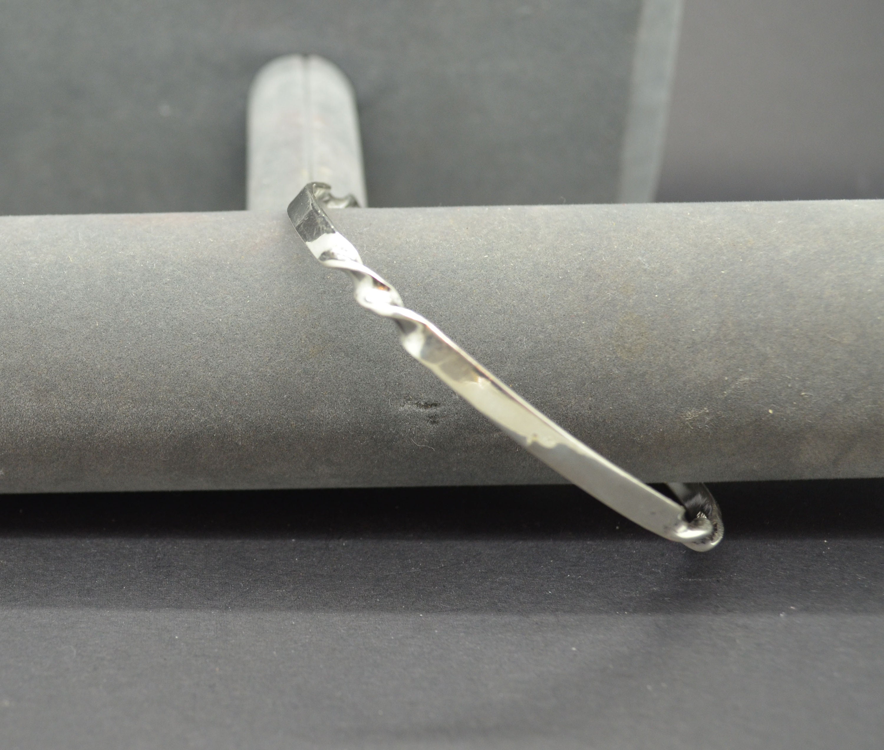 メキシコのタスコ産ヴィンテージスターリングシルバーバングル