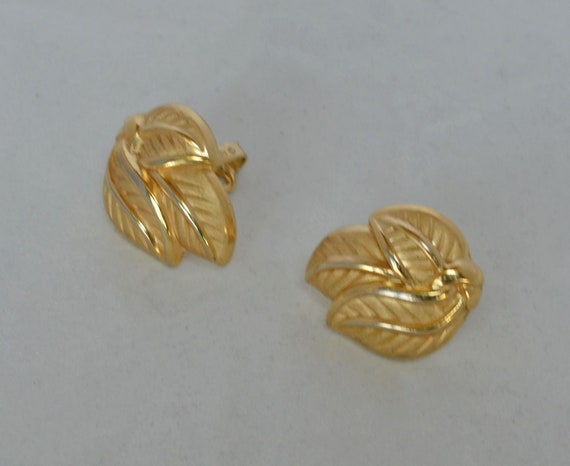 1950s Crown Trifari Gold Tone Leaf Style Earrings… - image 3