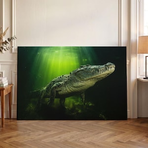 Könnte beinhalten: Ein rechteckiges Wandbild auf Leinwand mit einer detaillierten Unterwasserszene eines großen Krokodils, das durch dunkles, trübes Wasser schwimmt. Helle grüne Lichtstrahlen dringen von der Oberfläche herab und beleuchten die texturierten Schuppen.