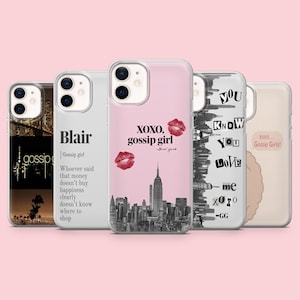 Könnte beinhalten: Fünf Smartphone-Hüllen mit verschiedenen Designs: eine mit nächtlicher Skyline, eine mit dem Text Blair und einem Zitat, eine in Rosa mit New Yorker Skyline und roten Lippen, eine mit schwarzem Text auf weißem Grund und eine mit beigem Text.