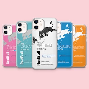Op de afbeelding: Vijf smartphonehoesjes op een rij, elk met een Red Bull energiedrankontwerp. De hoesjes zijn roze, lichtblauw, wit, blauw en oranje, met de bijbehorende editienamen en stierlogo's op de achterkant van elk hoesje gedrukt.