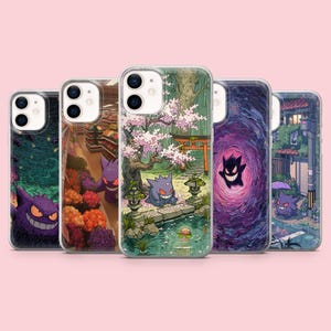 Op de afbeelding: Vijf doorzichtige smartphonehoesjes met diverse illustraties van het paarse personage Gengar. De ontwerpen tonen een donker bos, een gangpad in een supermarkt, een Japanse tuin met kersenbloesems, een wervelende paarse vortex en een regenachtige straat.