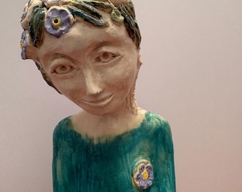 Ceramiczna figurka kobiety z wazonem na kwiaty