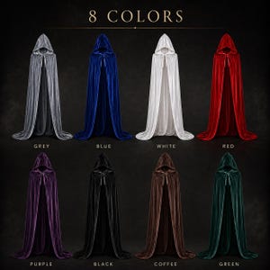 Op de afbeelding: Acht vloerlange capes met capuchon in een raster, elk met een striksluiting bij de hals. De kleuren zijn grijs, blauw, wit, rood, paars, zwart, koffie en groen. De tekst 8 COLORS staat gecentreerd bovenaan de afbeelding.