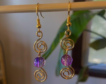 Ręcznie robione fioletowo-złote kolczyki, wiszące kolczyki boho, spiralne kolczyki