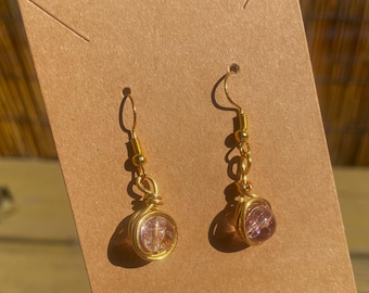 Pendientes colgantes de cristal rosa y alambre dorado, pendientes delicados hechos a mano, pendientes minimalistas.