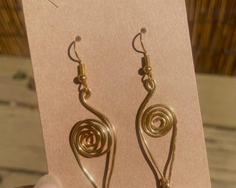 Pendientes espirales hechos a mano, pendientes colgantes de cobre chapados en oro, colgantes de cuentas moteadas.