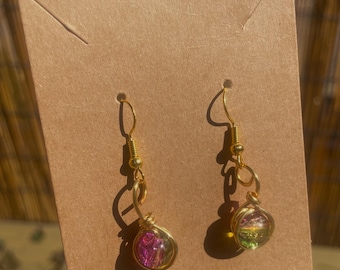 Pendientes colgantes pequeños de cristal verde/morado y oro, hechos a mano, estilo bohemio, minimalistas.