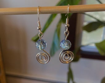 Ręcznie robione niebieskie i srebrne spiralne kolczyki, fantazyjne wiszące