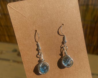 Pendientes colgantes minimalistas hechos a mano en azul y plata.