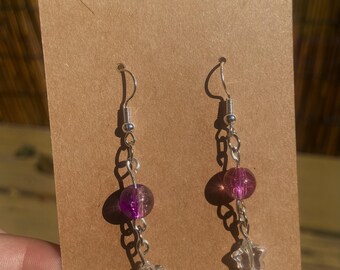 Pendientes de estrella espiral hechos a mano, chapados en plata, con cuentas de vidrio rosa púrpura (2,5 pulgadas de largo).